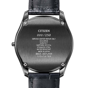 Vue arrière de la Citizen Eco-Drive One AQ5025-04N, montrant son fond de boîte noir brossé, sa numérotation d’édition limitée et ses spécifications gravées.