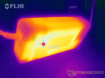 L'adaptateur secteur peut atteindre plus de 41 C après une heure de charge intense