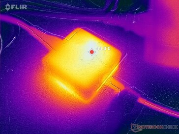 L'adaptateur CA atteint plus de 44°C en cas d'utilisation intensive