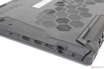 Grille en nid d'abeille sur le panneau inférieur, comme sur les ordinateurs portables Alienware et MSI GS