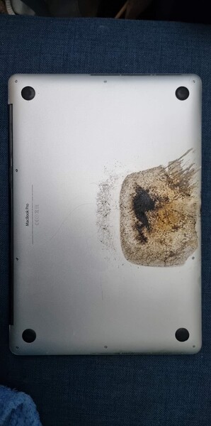 MacBook Pro 15 pouces endommagé par le feu. (Image source : U/Squeezieful)