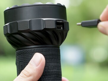 L'Olight Marauder 3 bidirectionnel USB-C peut être utilisé pour recharger des téléphones et des appareils électroniques.