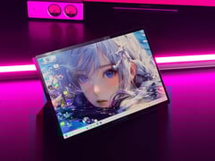 Le SuperX est doté d&#039;un écran OLED de 14 pouces. Photo : une photo promotionnelle de l&#039;AMD Strix Halo convertible. (Source de l&#039;image : OneXPlayer)
