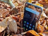 L'Oukitel WP60 est plus grand que presque tous les autres téléphones avec son écran de 7,2 pouces, tout en ayant une très grande autonomie.