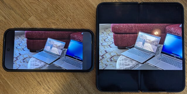 Le Pixel 9 Pro à côté du Pixel 10 Pro Fold. Le contenu du Fold est à peine plus grand que celui du Pixel 9 Pro standard et la différence avec le XL serait probablement imperceptible (Image Source : Notebookcheck)