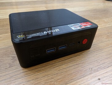 Façade : 2x USB-A 3.2, USB-C avec DisplayPort, casque 3,5 mm, bouton d'alimentation