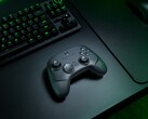 Le contrôleur sans fil Razer Wolverine V3 Pro 8K pour PC présenté sur un bureau (Image source : Razer PR)