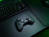Le contrôleur sans fil Razer Wolverine V3 Pro 8K pour PC présenté sur un bureau (Image source : Razer PR)