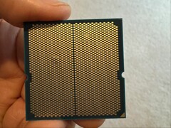 Un utilisateur a partagé des images d&#039;une bosse dans son processeur Ryzen 9 9950X3D associé à une carte mère ASRock. (Source de l&#039;image : I_fliu sur Reddit)