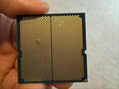 Un utilisateur a partagé des images d'une bosse dans son processeur Ryzen 9 9950X3D associé à une carte mère ASRock. (Source de l'image : I_fliu sur Reddit)