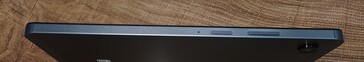 A droite : Bouton de mise en veille, bouton de volume
