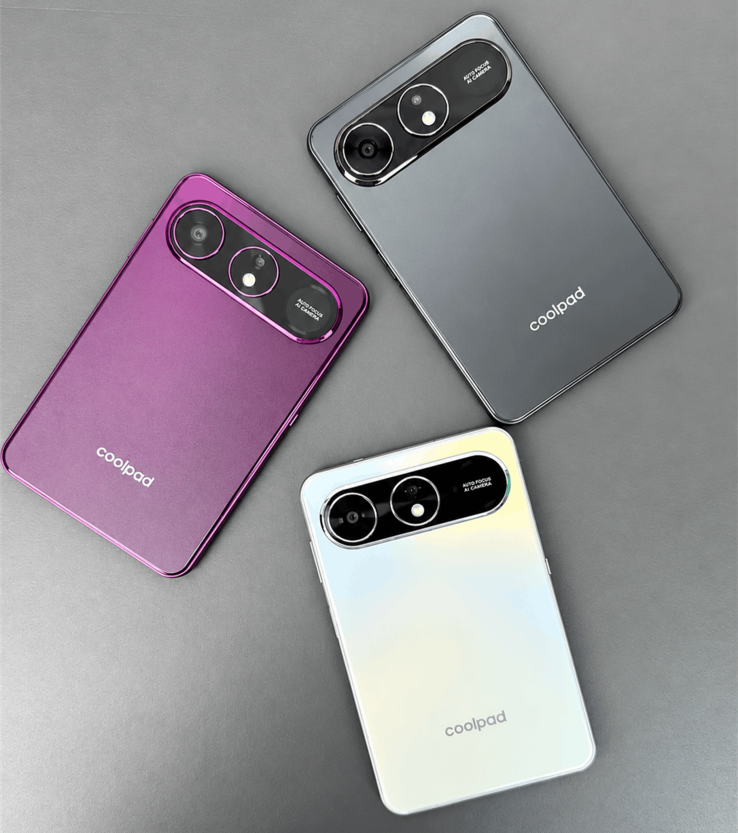 Trois téléphones Coolpad Cool X Wide vus de dos dans des finitions violette, grise et blanche