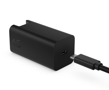 Chargeur mural HP 65W GaN avec port USB-C montré connecté à un câble USB-C (Source d'image : HP)