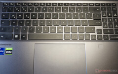 Seul le pavé numérique semble être légèrement plus petit. Sinon, le clavier se comporte bien.