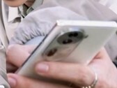 Un smartphone "Reno11" dans la nature ( ?). (Source : Digital Chat Station via Weibo)