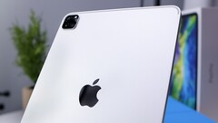 Un logo Apple en verre pourrait introduire la fonctionnalité de recharge sans fil dans l&#039;iPad Pro 2022 redessiné (Image : Daniel Romero)