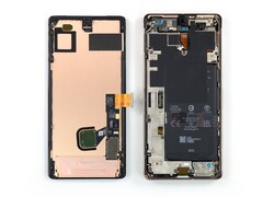 Google a commencé à publier des manuels de réparation gratuits pour la série Pixel 7. (Image source : iFixit)