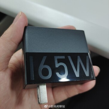 La nouvelle brique de charge surpuissante du RedMagic 7 apparaîtrait dans la nature. (Source : Digital Chat Station via Weibo)