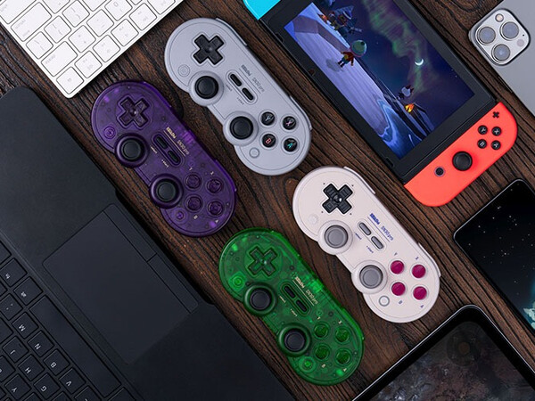 Le contrôleur Bluetooth 8BitDo SN30 Pro est disponible en quatre couleurs, dont deux avec un design translucide. (Source de l'image : 8BitDo)