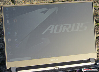 L'Aorus 15P en extérieur (prise de vue en plein soleil)