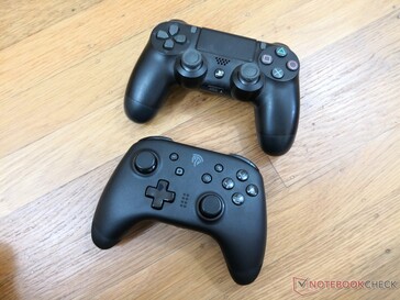 La manette EasySMX est plus grande et plus confortable à tenir que la manette de la PS4