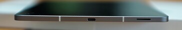 À droite : Port USB-C, haut-parleur