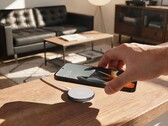 Le chargeur sans fil Moto Snap fournit une puissance de 25 W aux appareils compatibles Qi 2.2 et de 30 W aux téléphones Motorola utilisant le protocole propriétaire de la société.
