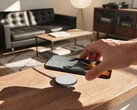 Le chargeur sans fil Moto Snap fournit une puissance de 25 W aux appareils compatibles Qi 2.2 et de 30 W aux téléphones Motorola utilisant le protocole propriétaire de la société.
