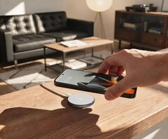 Le chargeur sans fil Moto Snap fournit une puissance de 25 W aux appareils compatibles Qi 2.2 et de 30 W aux téléphones Motorola utilisant le protocole propriétaire de la société.