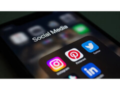 Gros plan sur l'écran d'un smartphone qui affiche diverses applications de médias sociaux dans un dossier. (Source de l'image : Bastian Riccardi sur Pexels)