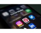 Gros plan sur l'écran d'un smartphone qui affiche diverses applications de médias sociaux dans un dossier. (Source de l'image : Bastian Riccardi sur Pexels)