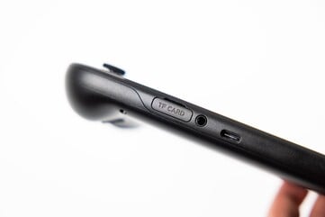 Le Retroid Pocket 6 dispose d'un emplacement pour carte TF permettant d'ajouter de l'espace de stockage. (Source de l'image : Retroid)