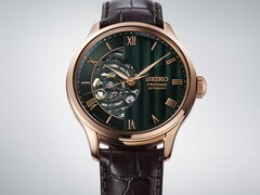 Gros plan sur le cadran vert de la Seiko Presage HCB007, mettant en évidence son motif géométrique texturé, ses index en chiffres romains et son mouvement mécanique apparent.