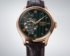 Gros plan sur le cadran vert de la Seiko Presage HCB007, mettant en évidence son motif géométrique texturé, ses index en chiffres romains et son mouvement mécanique apparent.