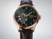 Gros plan sur le cadran vert de la Seiko Presage HCB007, mettant en évidence son motif géométrique texturé, ses index en chiffres romains et son mouvement mécanique apparent.