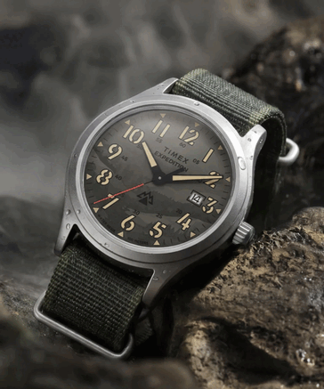 La Timex TW2Y89500 est dotée d'un cadran vert camouflage