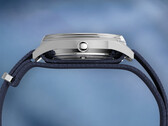 Profil latéral de la Peanuts x Timex Marlin Jet Automatic montrant le boîtier en acier inoxydable, le verre Hesalite bombé recouvrant la lunette et le bracelet en tissu texturé bleu.