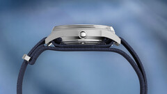 Profil latéral de la Peanuts x Timex Marlin Jet Automatic montrant le boîtier en acier inoxydable, le verre Hesalite bombé recouvrant la lunette et le bracelet en tissu texturé bleu.