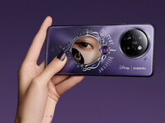 Xiaomi a intégré un petit élément miroir à l'arrière du CIVI 4 Pro pour sa dernière collaboration avec Disney. (Source de l'image : Xiaomi)