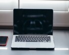 Ouvrez votre ordinateur portable et votre smartphone côte à côte sur un bureau, à la lumière du jour