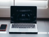 Ouvrez votre ordinateur portable et votre smartphone côte à côte sur un bureau, à la lumière du jour