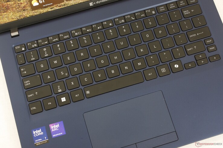 Les touches sont presque aussi nettes que celles d'un HP EliteBook et le pavé tactile (~11 x 5,8 cm) comprend des boutons de souris intégrés