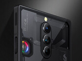 Le RedMagic 8S Pro dans sa finition transparente avec un ventilateur RGB en option. (Source de l'image : Nubia)
