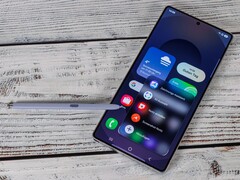 Samsung Galaxy S25 Ultra avec le stylet S Pen montrant le menu Air Command à l'écran. (Source de l'image : Notebookcheck)