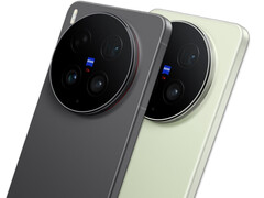 Le Vivo X300 Ultra est disponible en vert steppe et en noir volcan.