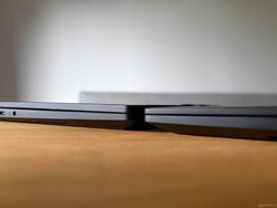 Les modèles à écran tactile sont légèrement plus épais.