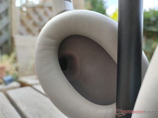 A close-up of the IR sensor in left earcup of the Sony WH-1000XM4. (Image source: Notebookcheck)