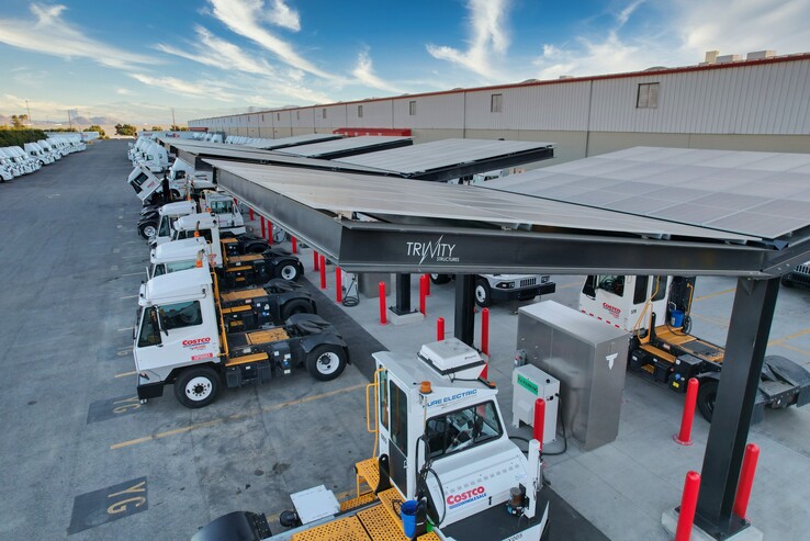 Bornes de recharge hors réseau pour les véhicules électriques au centre de distribution de Costco à Mira Loma. (Source : Trinity Structures)