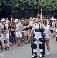 Kevin Piette, paralysé, marche avec la torche des Jeux olympiques de 2024 en portant l'exosquelette Wandercraft Atalante X. (Source de l'image : Jean Louis Constanza, Wandercraft) 