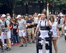 Kevin Piette, paralysé, marche avec la torche des Jeux olympiques de 2024 en portant l'exosquelette Wandercraft Atalante X. (Source de l'image : Jean Louis Constanza, Wandercraft)